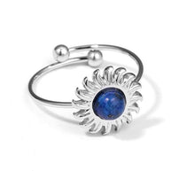 Anillo plateado con piedra sol.