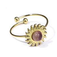 Anillo dorado con piedra sol.