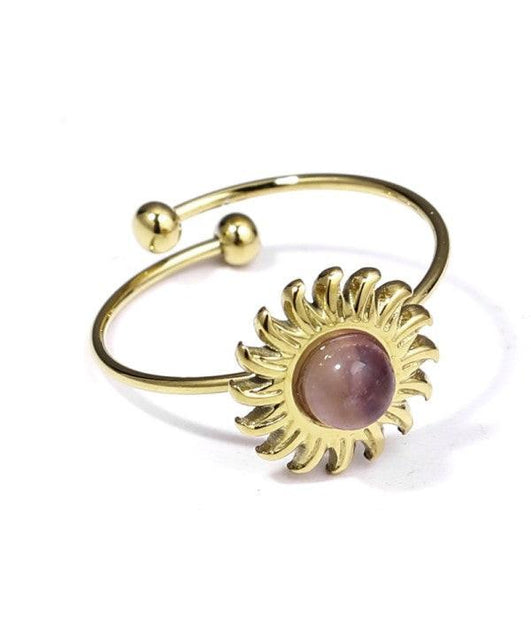 Anillo dorado con piedra sol.