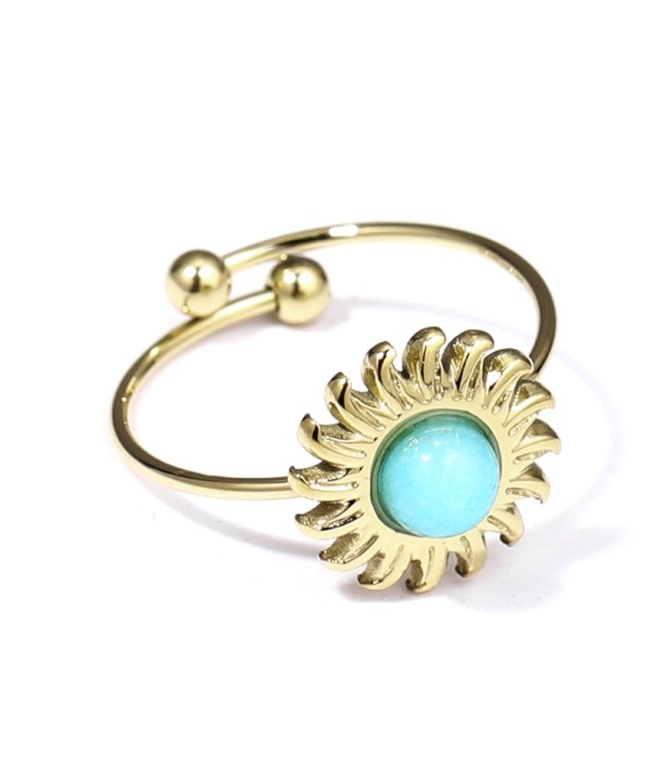 Anillo dorado ajustable con piedra en forma de sol de color turquesa.