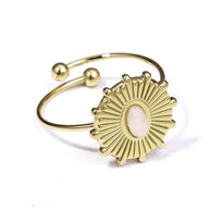 Anillo dorado con piedra circular.