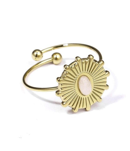 Anillo dorado con piedra circular.