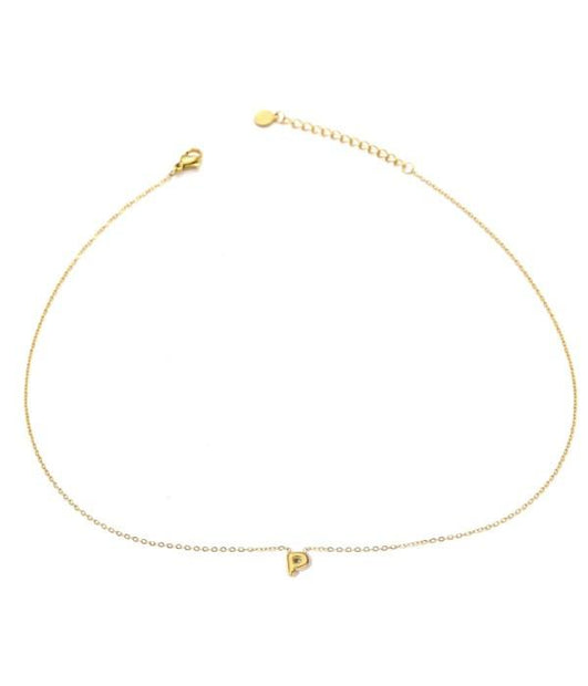 Collar dorado con colgante de letra P.