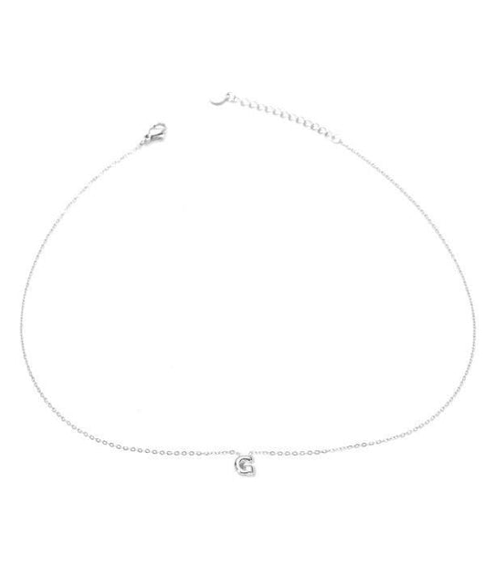 Collar plateado con colgante de letra G.