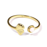 Anillo dorado con piedra.