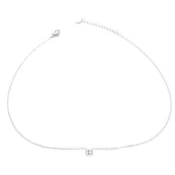 Collar plateado con colgante de letra B.