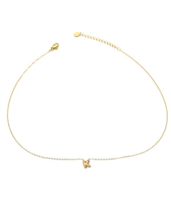 Collar dorado con colgante de letra K.