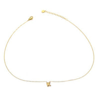 Collar dorado con colgante de letra K.