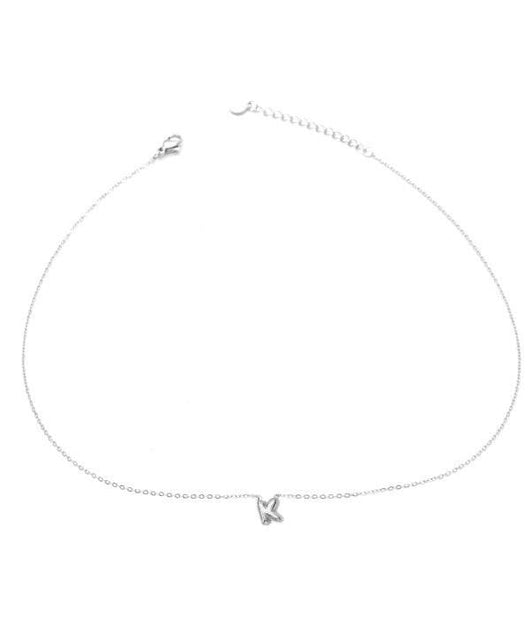 Collar plateado con colgante de letra K.