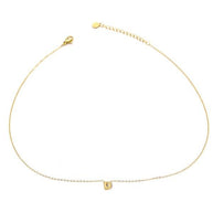 Collar dorado con colgante de letra D.