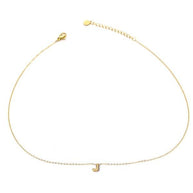 Collar dorado con colgante de letra J.