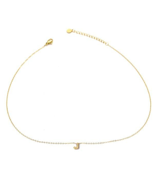 Collar dorado con colgante de letra J.