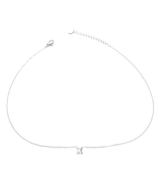 Collar plateado con colgante de letra X.