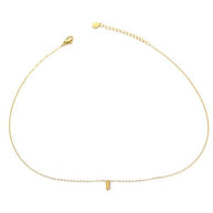 Collar dorado con colgante de letra I.