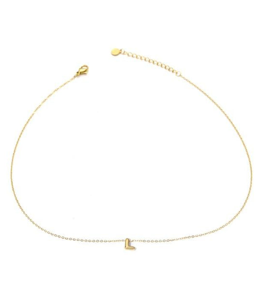 Collar dorado con colgante de letra L.