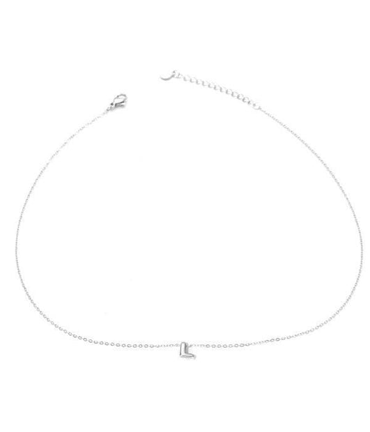 Collar plateado con colgante de letra L.
