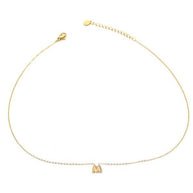 Collar dorado con colgante de letra M.