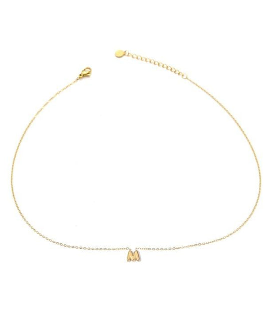 Collar dorado con colgante de letra M.