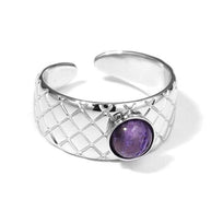 Anillo plateado con piedra.