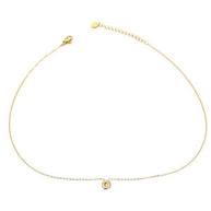 Collar dorado con colgante de letra O.