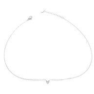 Collar plateado con colgante de letra V.