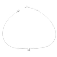 Collar plateado con colgante de letra N.