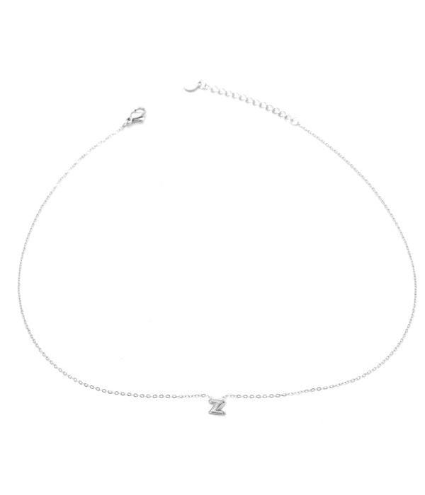 Collar plateado con colgante de letra Z.