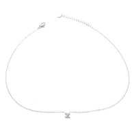 Collar plateado con colgante de letra Z.
