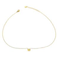 Collar dorado con colgante de letra W.
