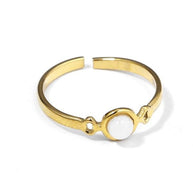 Anillo dorado con piedra.