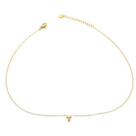 Collar dorado con colgante de letra T.