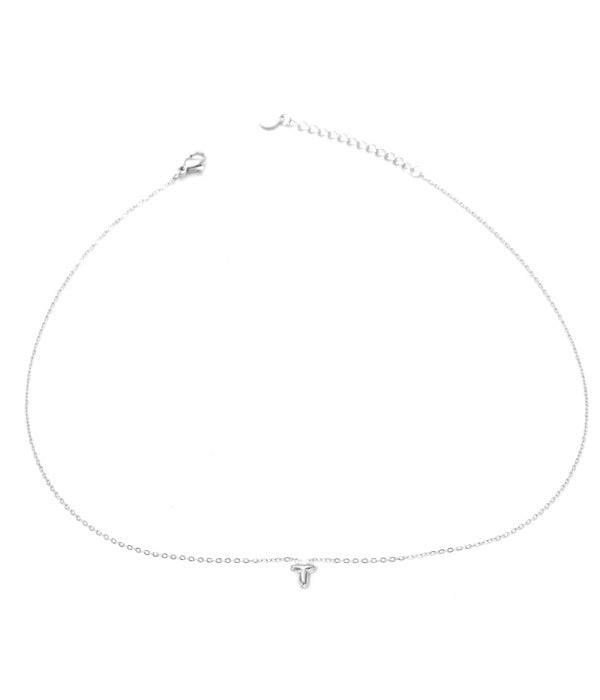 Collar plateado con colgante de letra T.