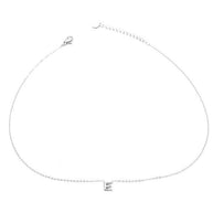 Collar plateado con colgante de letra E.