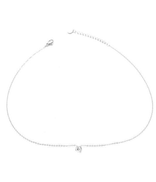 Collar plateado con colgante de letra Q.