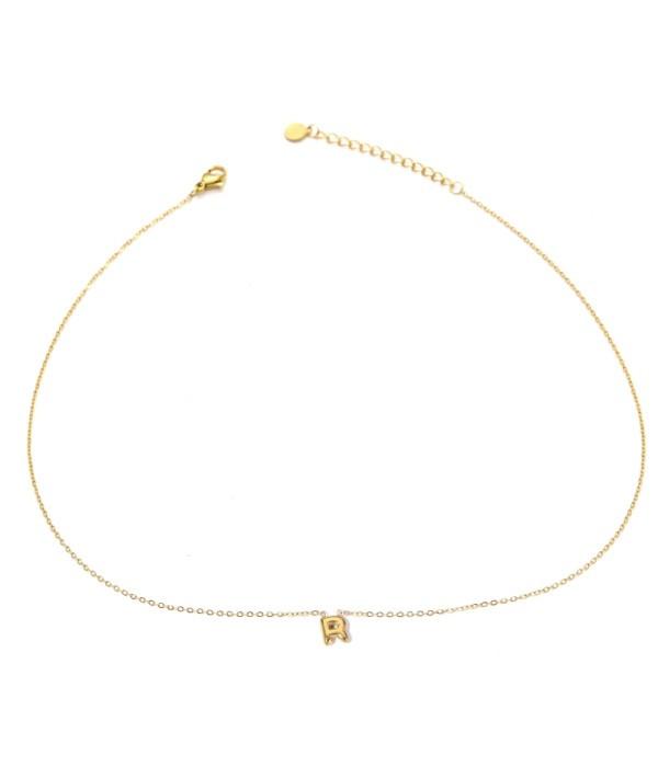 Collar dorado con colgante de letra R.