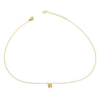 Collar dorado con colgante de letra R.