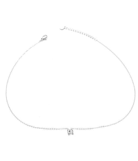 Collar plateado con colgante de letra R.