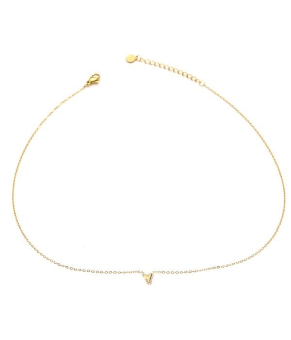 Collar dorado con colgante de letra Y.