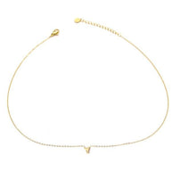 Collar dorado con colgante de letra Y.