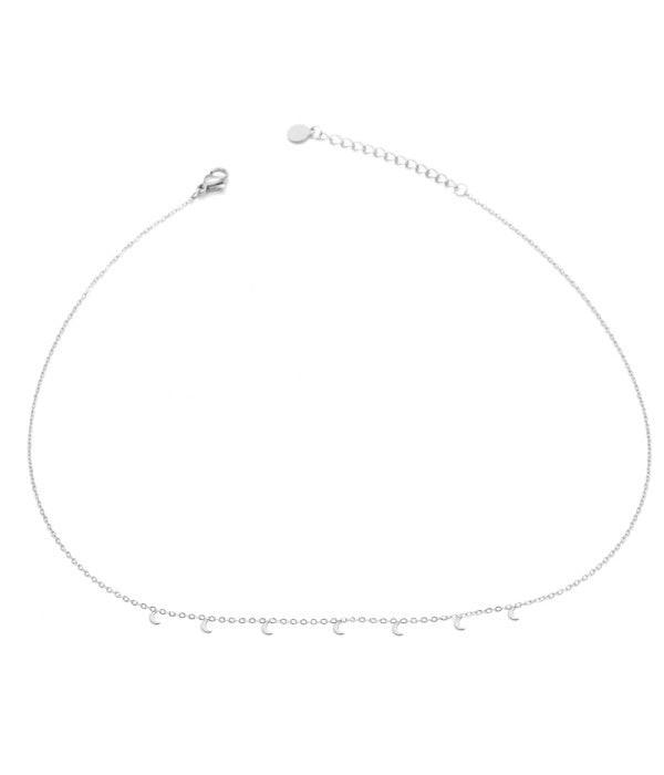 Collar plateado con colgantes de lunas.