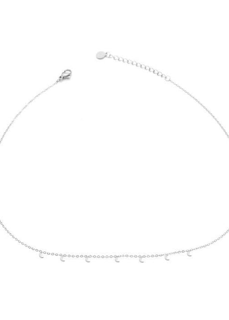 Collar plateado con colgantes de lunas.