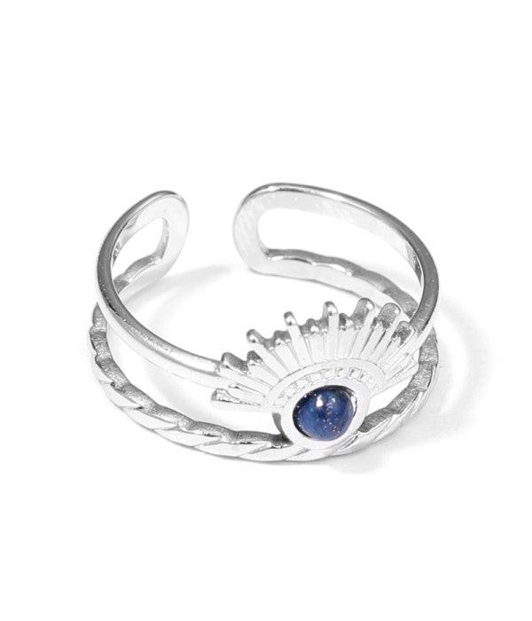 Anillo plateado con piedra.