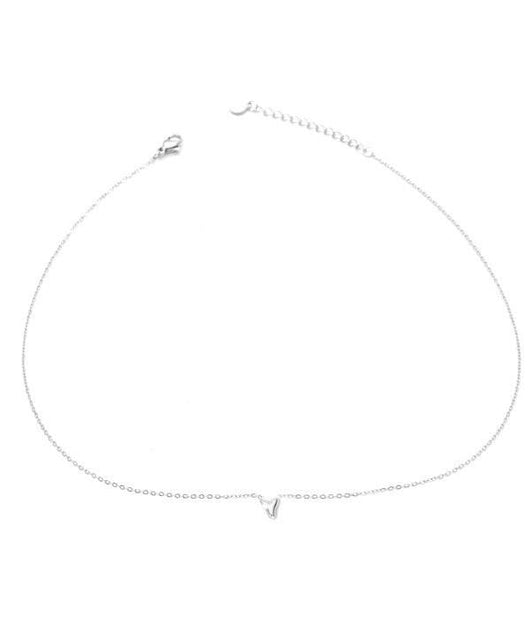 Collar plateado con colgante de letra Y.