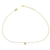 Collar dorado con colgante de letra A.