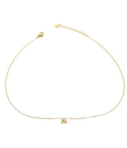 Collar dorado con colgante de letra A.