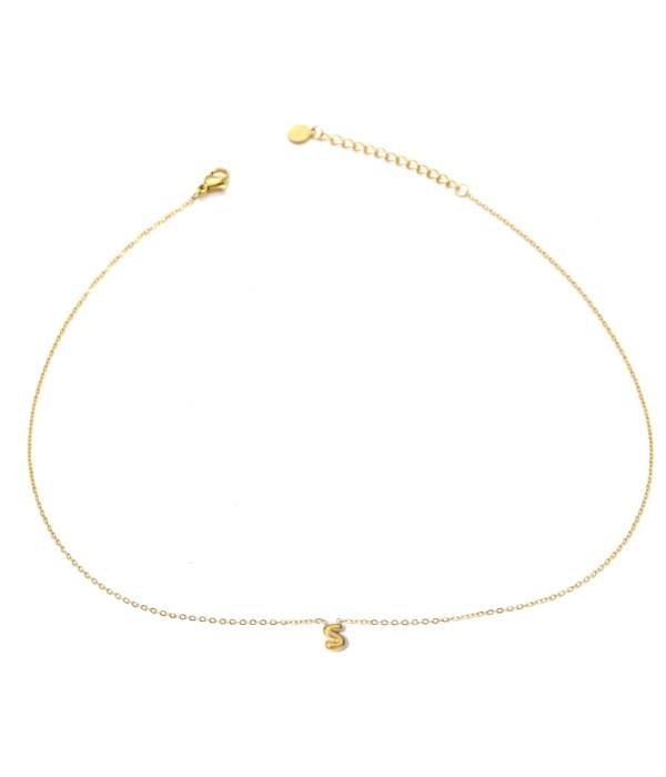 Collar dorado con colgante de letra S.