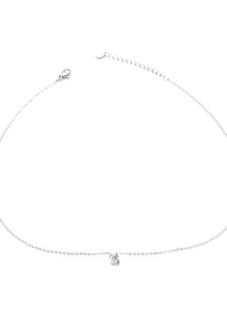 Collar plateado con colgante de letra S.