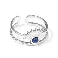 Anillo plateado con piedra.