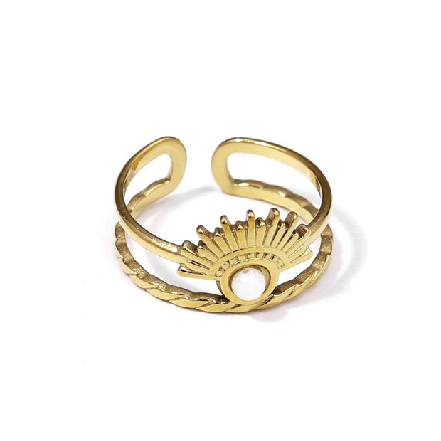 Anillo dorado con piedra.