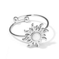 Anillo plateado con piedra sol.